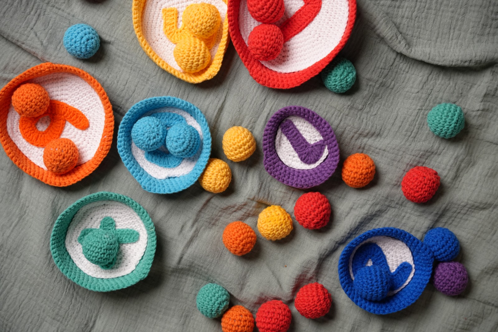 Crochet numbered colour-sorting bowls with matching balls